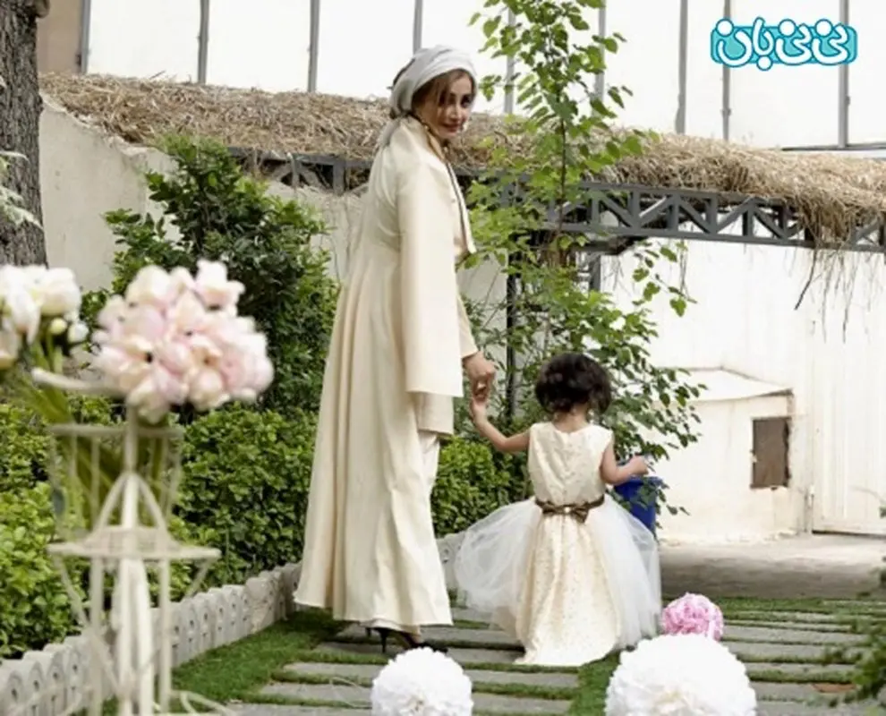 دختر شبنم قلی خانی، شانا و مادرش در لباس سپید