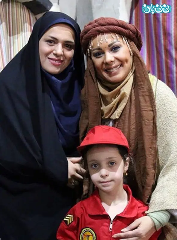 عکس بهار ارجمند، خاتون و فرزندان شهدای آتشنشان