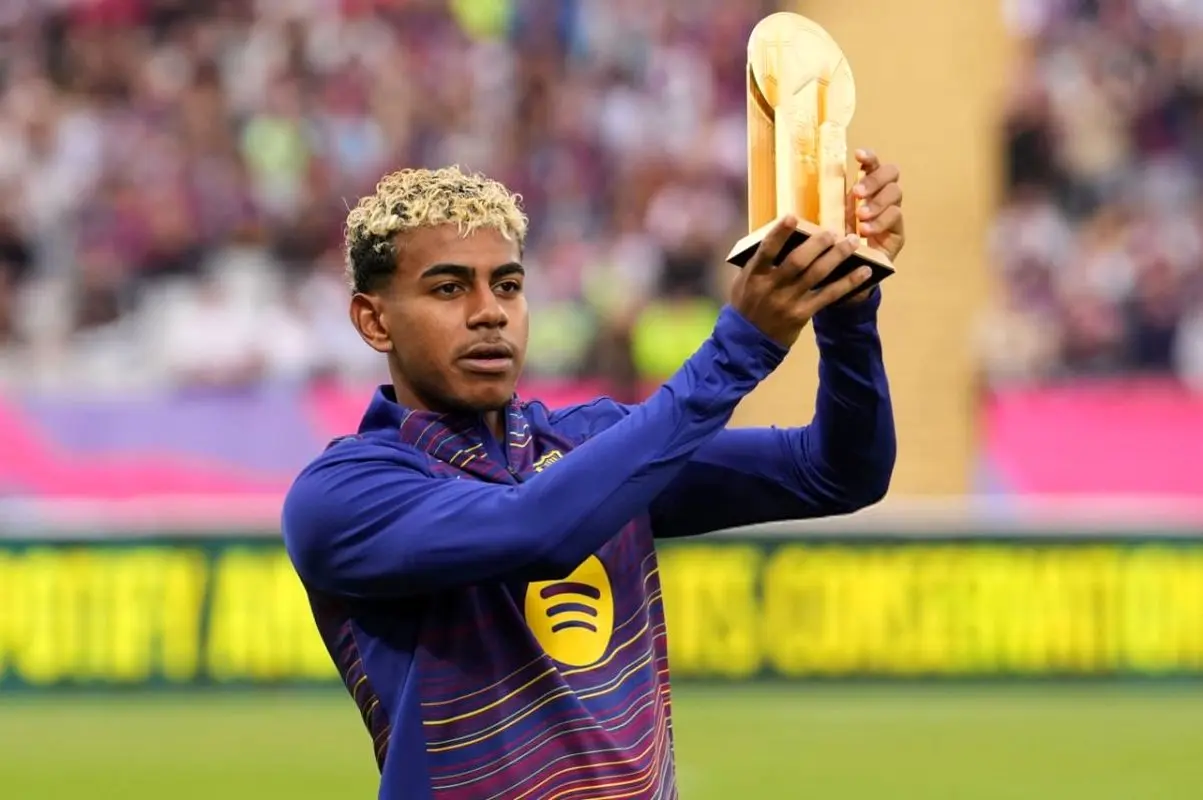 یامال و حاشیه دست از سر هم برنمی دارند / آقای ستاره یک دختر را به باشگاه برد!