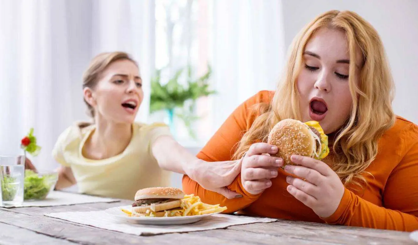 با پرخوری عصبی چه کنیم؟/ عوامل روانی و راهکارهای مقابله

