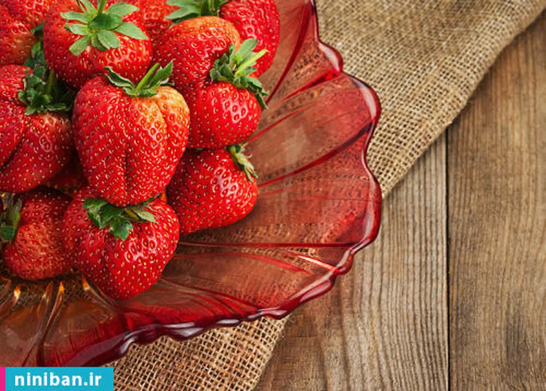 طرز تهیه پوره توت فرنگی برای نوزاد