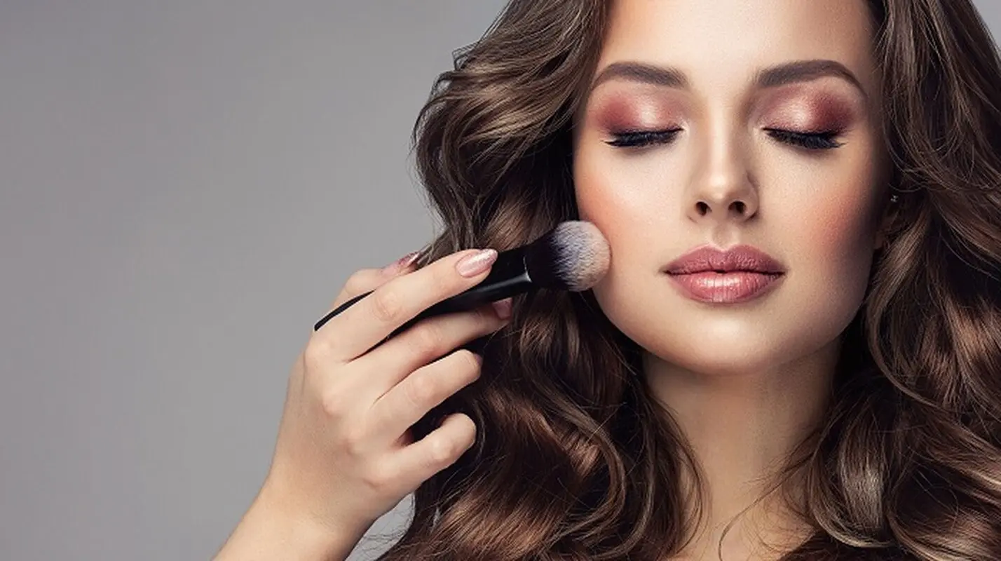مانند یک آرایشگر، اصولی و حرفه‌ای آرایش کنید!
