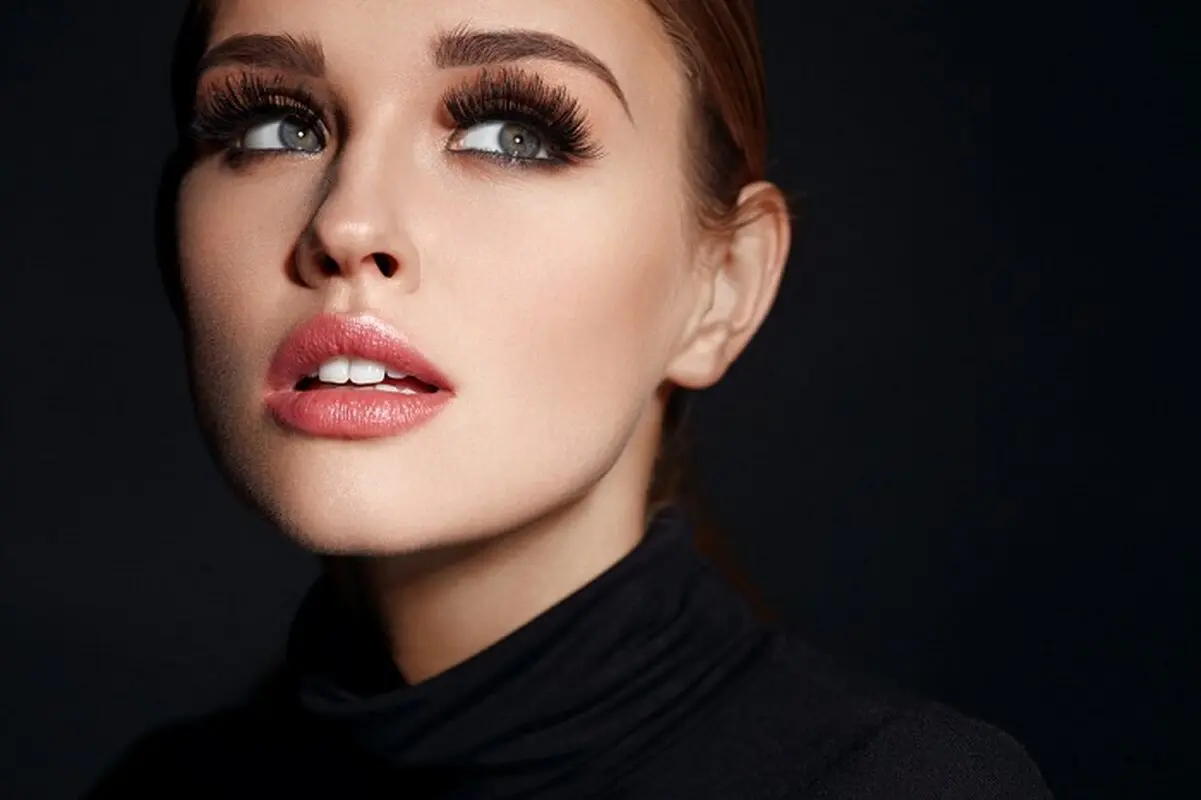 چند ترفند کاربردی برای بلند کردن مژه‌ها در خانه