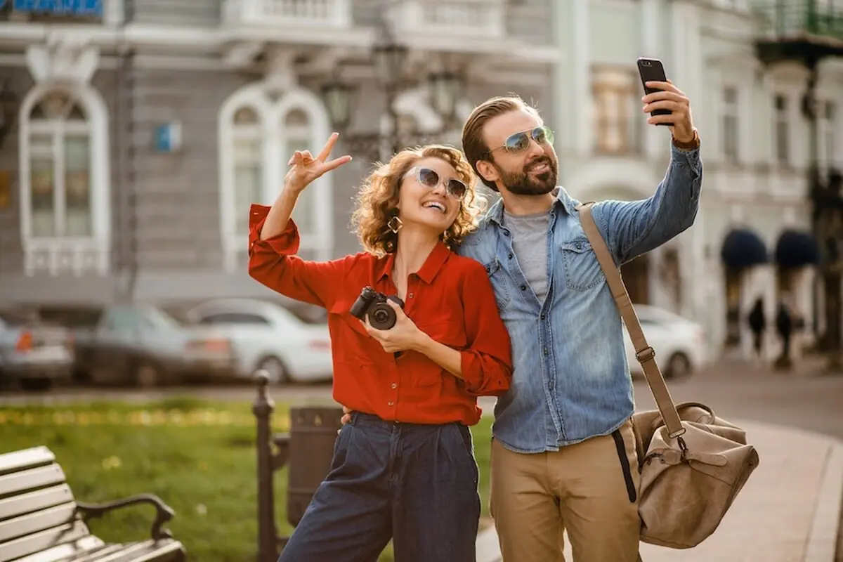 بهترین ژست‌های عکس سلفی در دورهمی های عید 1402