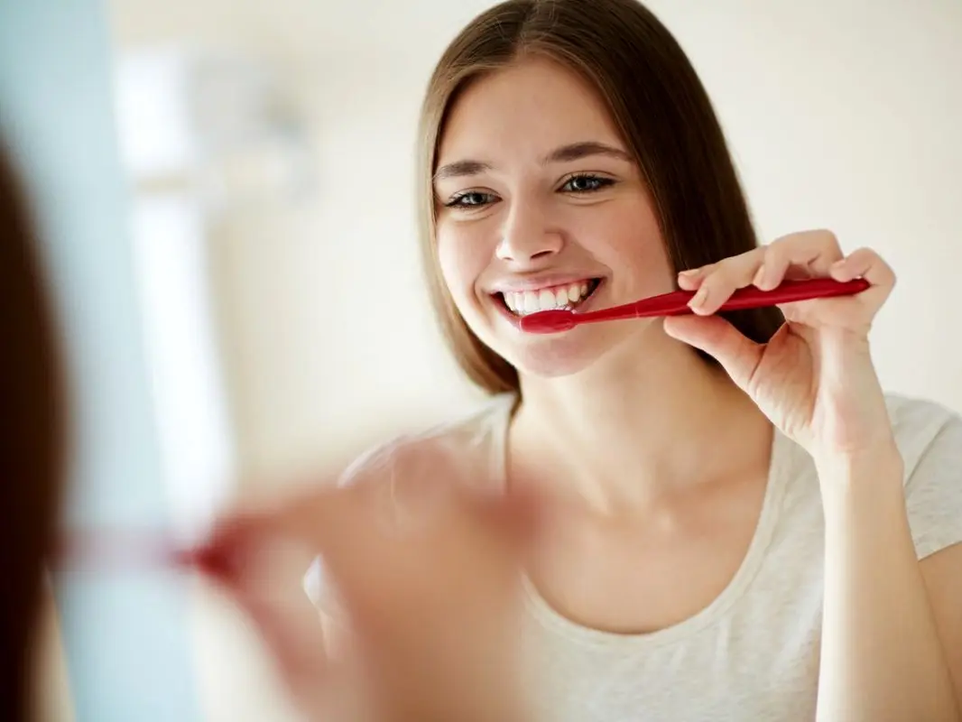 چرا نباید بعد از مسواک زدن دهان خود را بشویید؟
