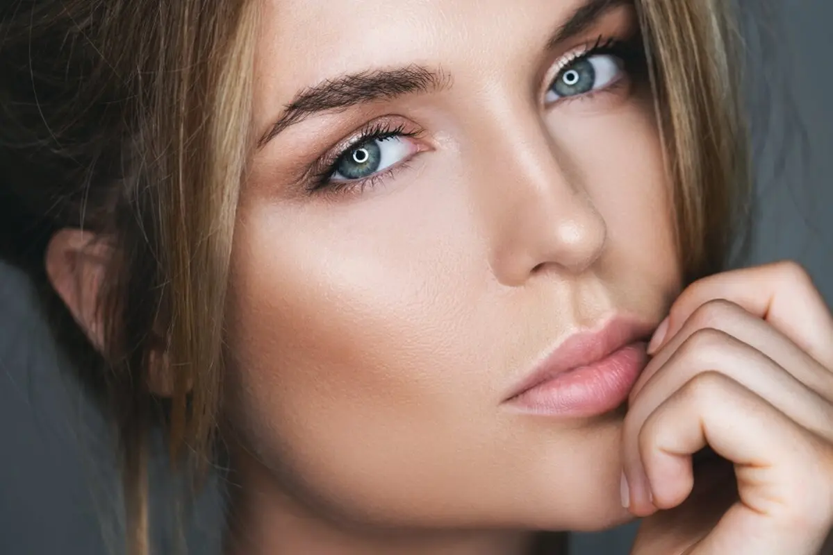 ترفندهای برجسته کردن گونه بدون جراحی با تکنیک‌های آرایشی