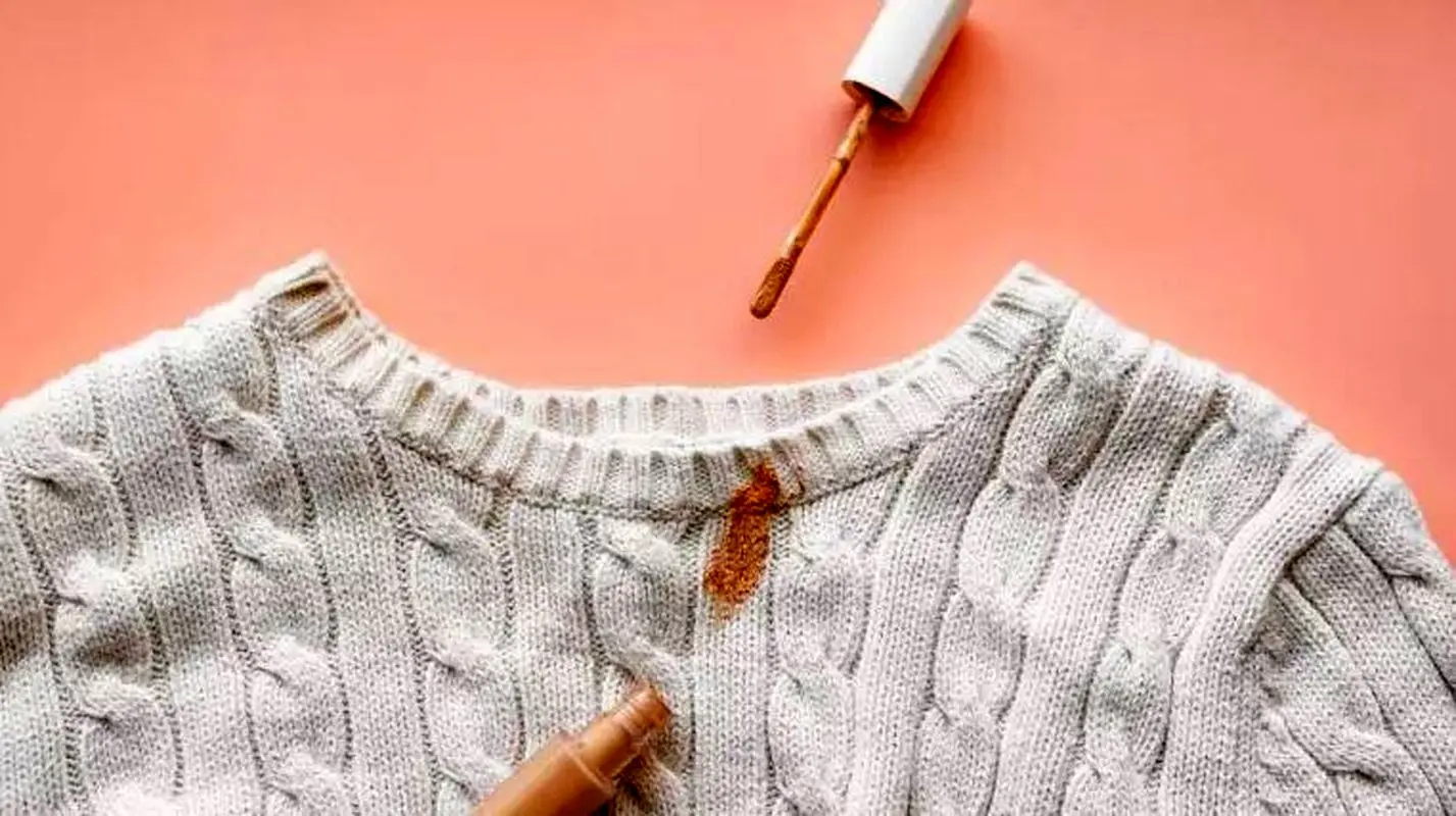 خانم‌ها با این ترفندهای جادویی دیگر نگران لکه کرم پودر روی پیراهن نباشید!