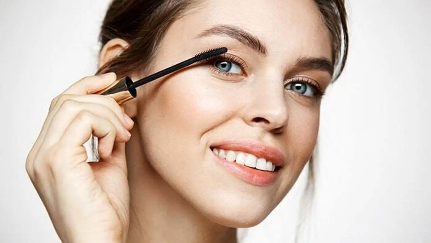 این ۵ اشتباه مژه‌های شما را نابود می‌کند