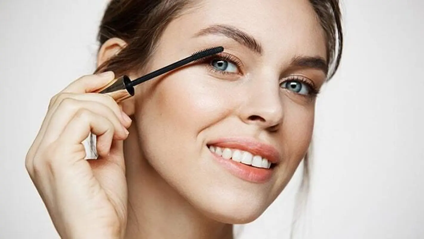 این ۵ اشتباه مژه‌های شما را نابود می‌کند