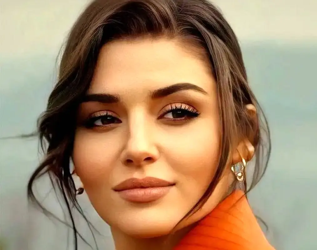 استایل ماکسیمال و ژست جذاب بازیگر زیبای ترک در اینستاگرام غوغا کرد!