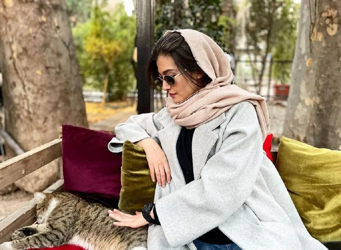 عکس تلخ پردیس احمدیه با سنگ مزار پدرش
