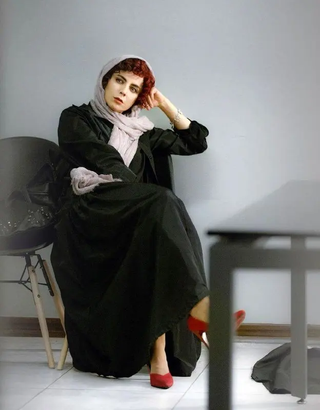 عجیب‌ترین تیپ‌ خانم بازیگر با دامن کوتاه سوژه شد+ عکس