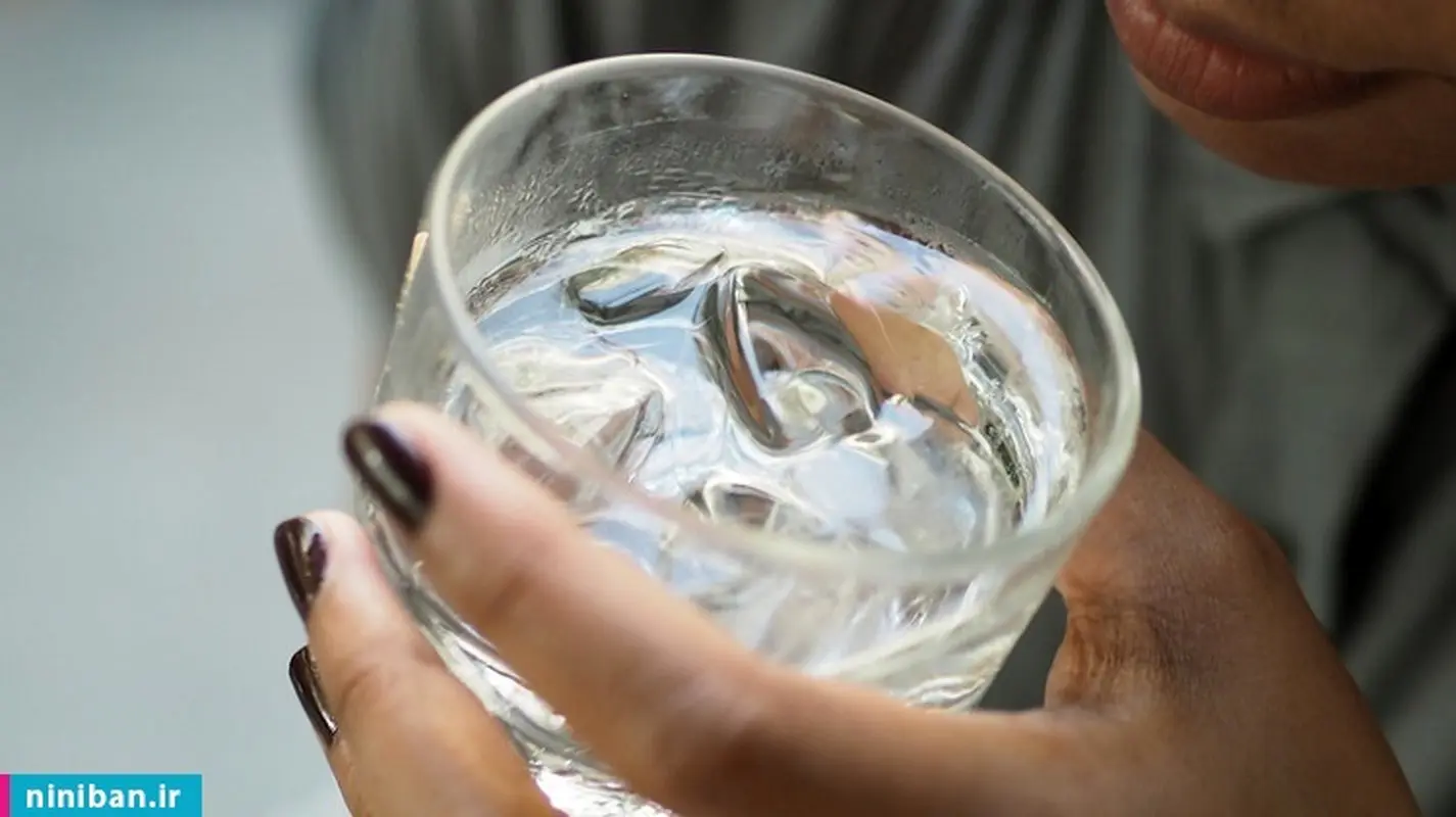 چرا نباید آب یخ بنوشیم؟ ۵ دلیل قانع کننده