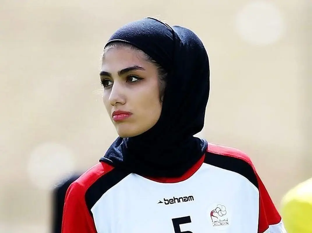 کدام فوتبالیست زن کنار زمین بازی به دخترش شیر داد؟