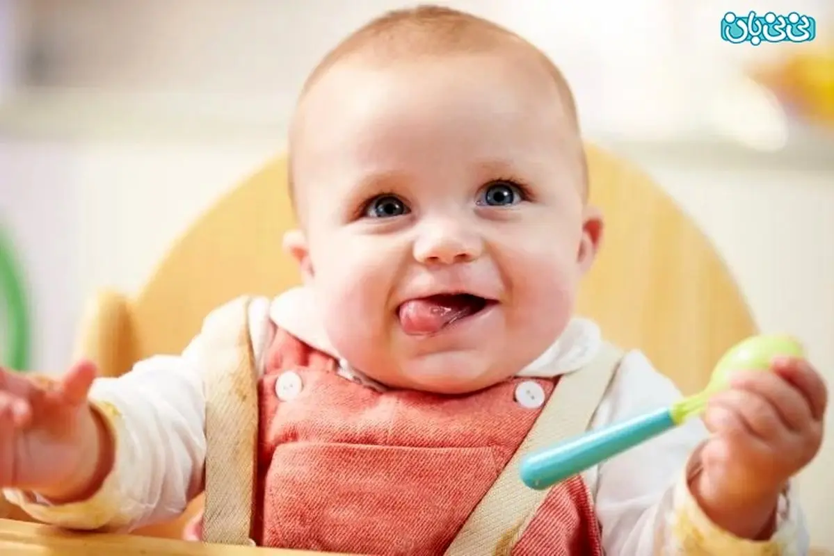 آموزش غذا خوردن با قاشق به کودک