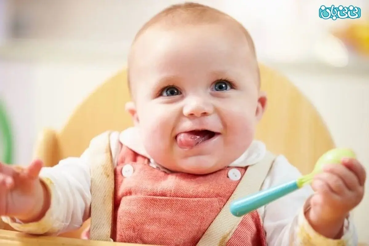 آموزش غذا خوردن با قاشق به کودک