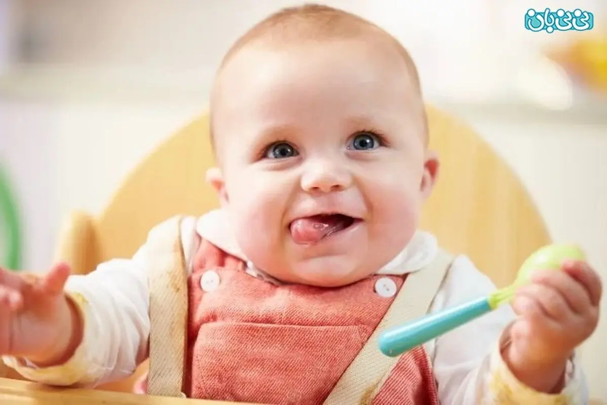 آموزش غذا خوردن با قاشق به کودک