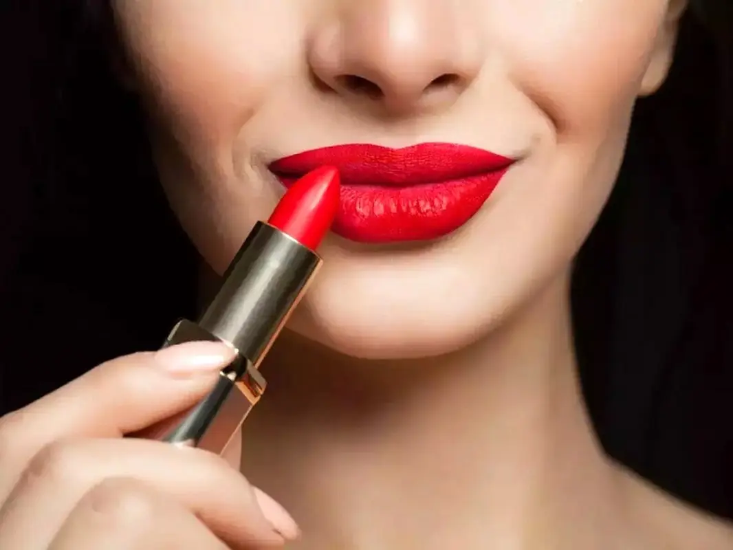۵ راهکار شگفت انگیز برای جلوگیری از لکه رژ لب روی لیوان