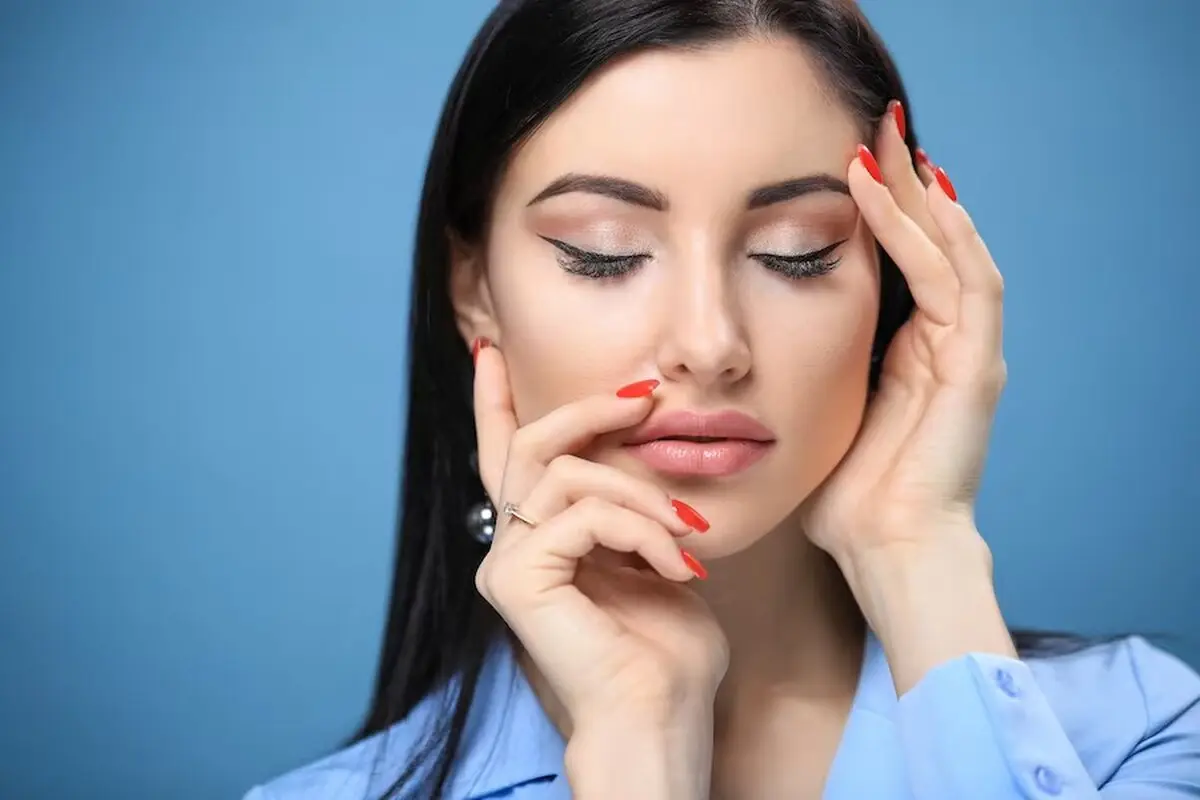 ترفندهای آرایشی برای چشم های پف دار و پلک افتاده/ بدون هزینه افتادگی پلک را پنهان کنید!