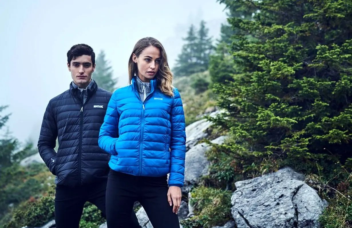 استایل زمستان 1401 مردانه و زنانه با جلیقه‌های پافر