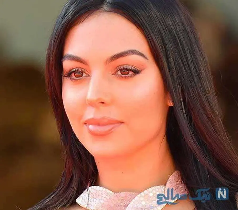 پوشش کامل نامزد کریس رونالدو در عربستان!/ عکس