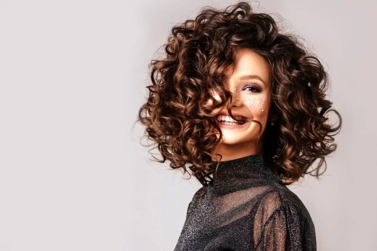 3 ترفند ساده فر کردن مو با آب نمک در خانه