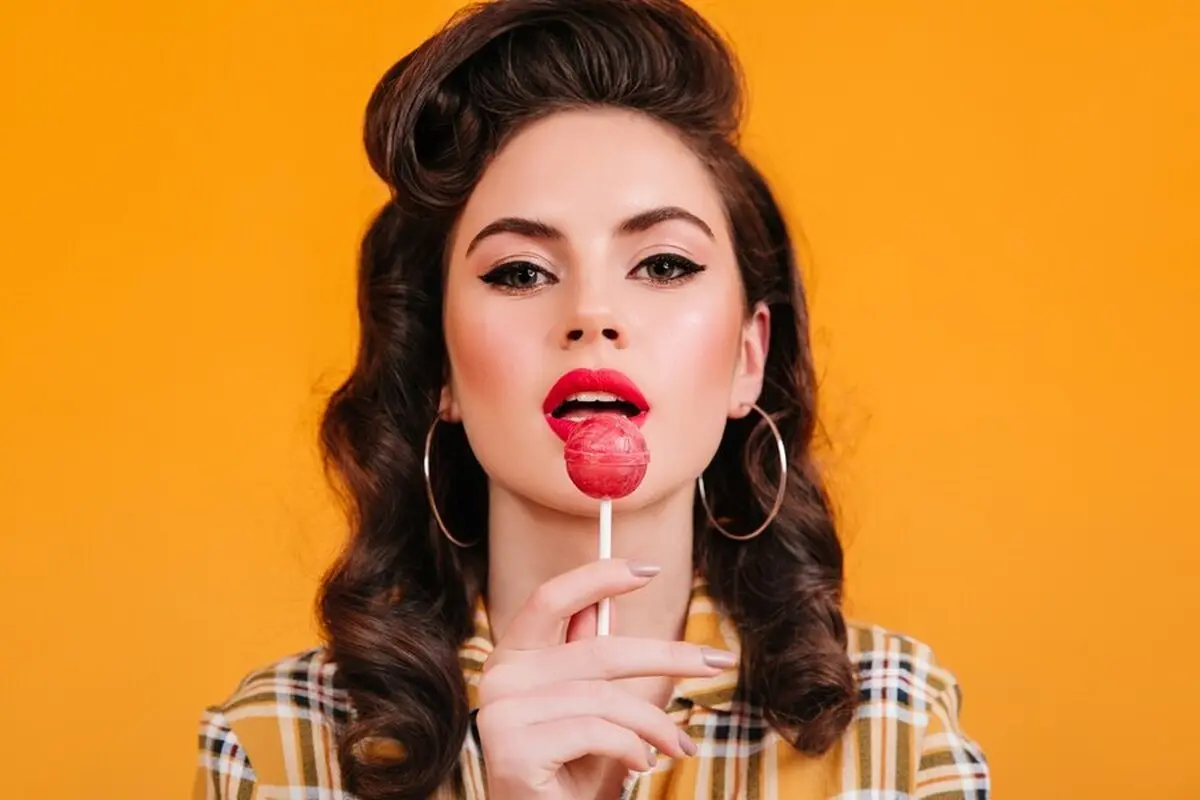 با این ترفندها مثل حرفه‌ای ها رژ لب بزنید!