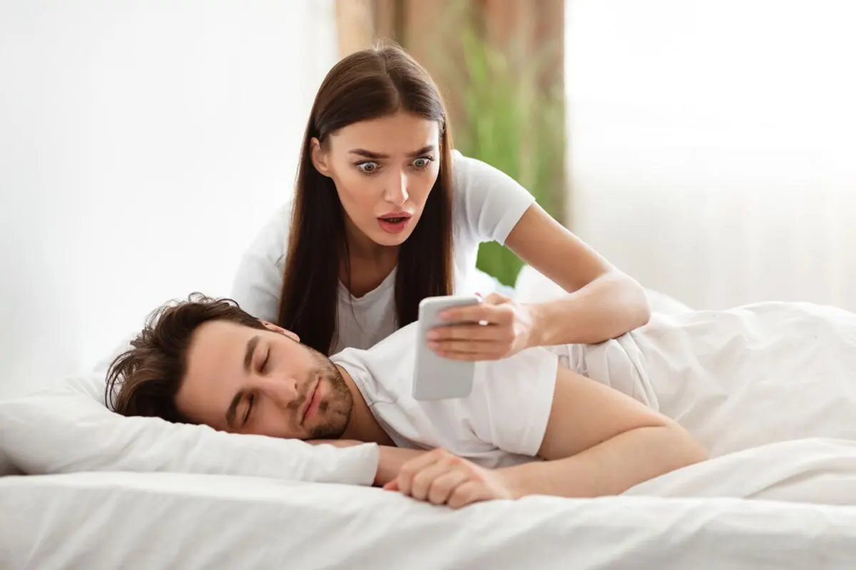 همسر شما به خانم های دیگر خیره می شود؟ + راهکار حل مشکل