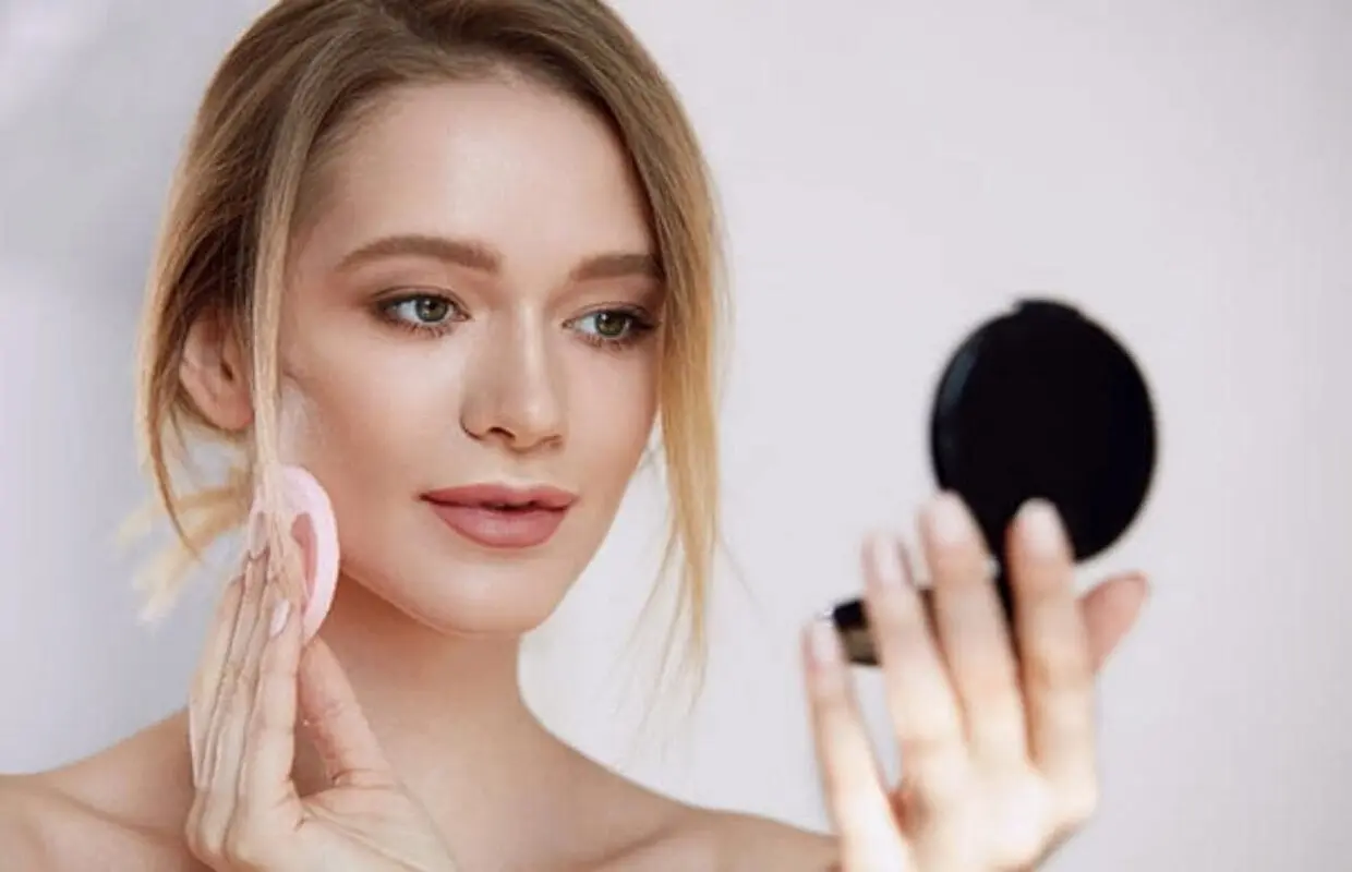 آموزش گام به گام آرایش برای پوشاندن جوش مجلسی/ چطور جوش صورت را بپوشانیم؟