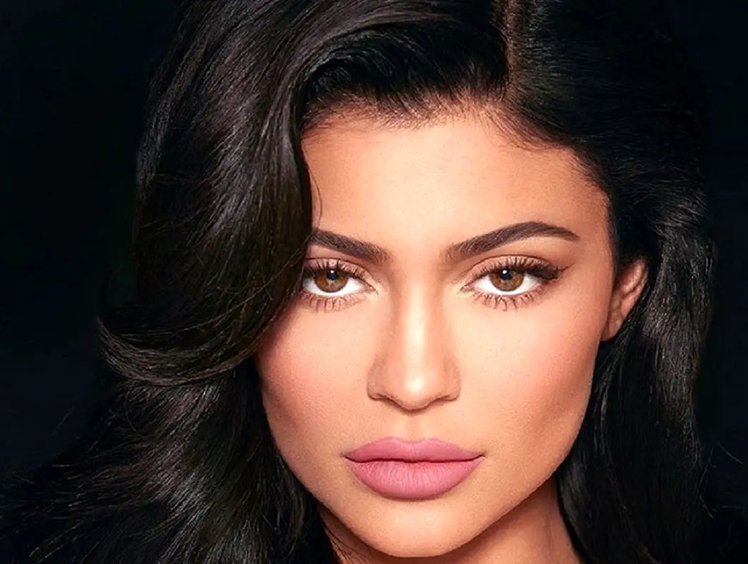 اعتراض حامیان حقوق حیوانات به لباس کایلی جنر در هفته مد و پاریس