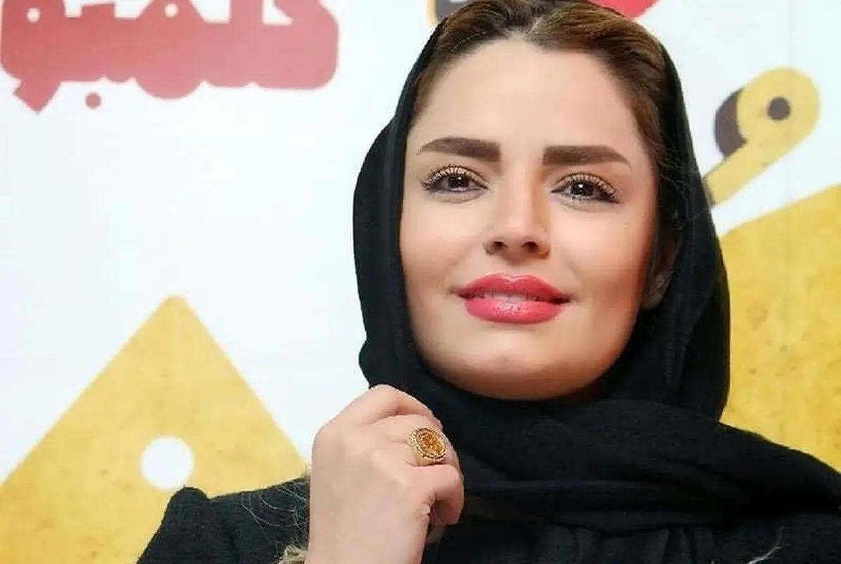 عکس استایل عجیب خانم بازیگر با چکمه‌های دهه شصتی