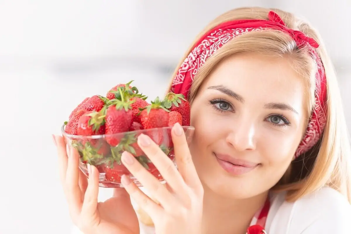 معجزه ماسک توت‌ فرنگی برای پوست/ خداحافظی با جوش صورت با ماسک توت فرنگی