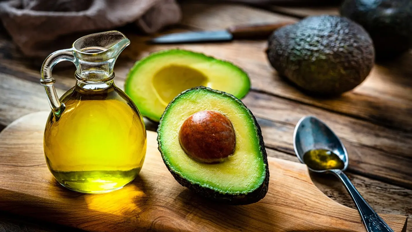 فواید معجزه‌آسای روغن آووکادو‌ برای مو