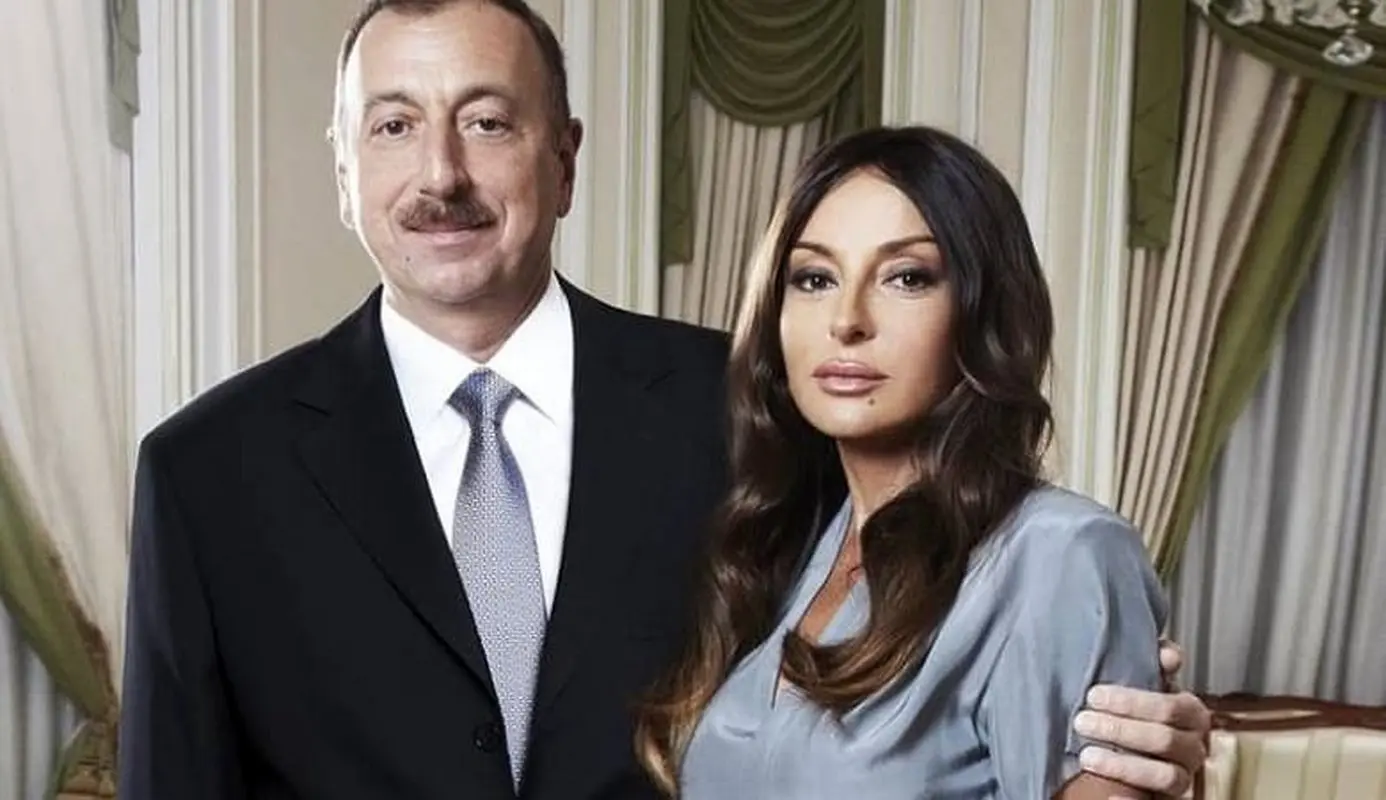 عکس/ لباس جنجالی همسر رییس جمهور آذربایجان در مسجد