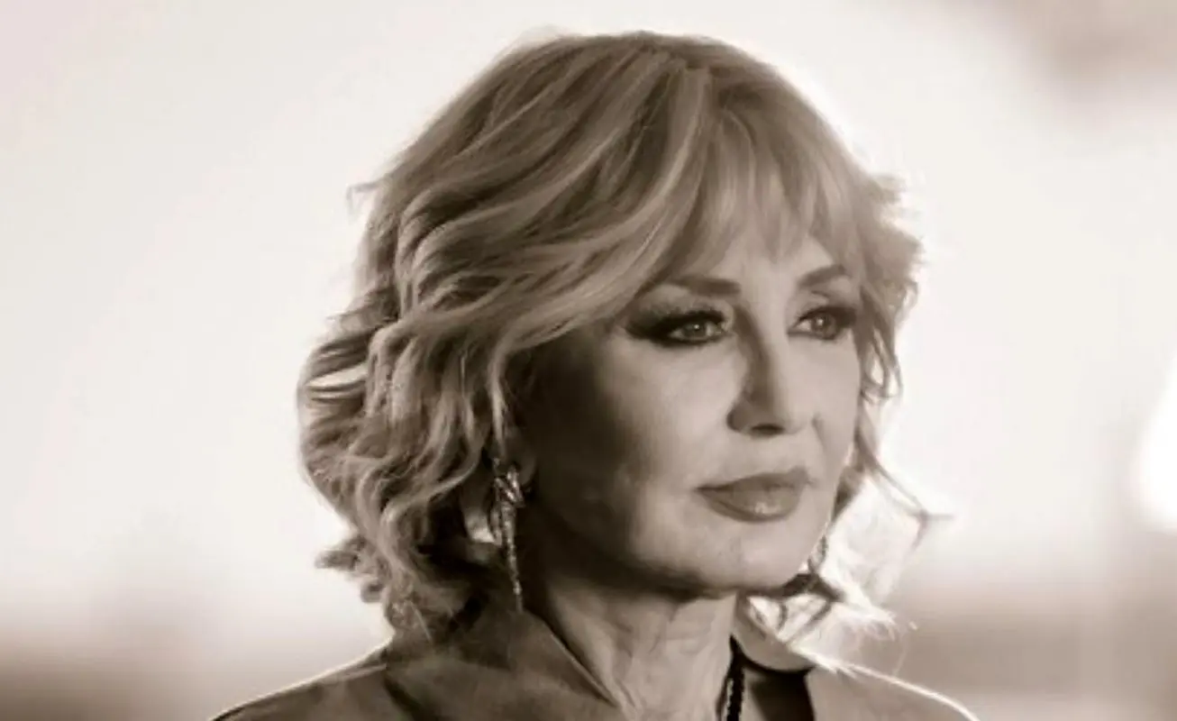 دیزاین خاص کیک تولد گوگوش ترکاند / میکرفون طلا و نت موسیقی! + عکس