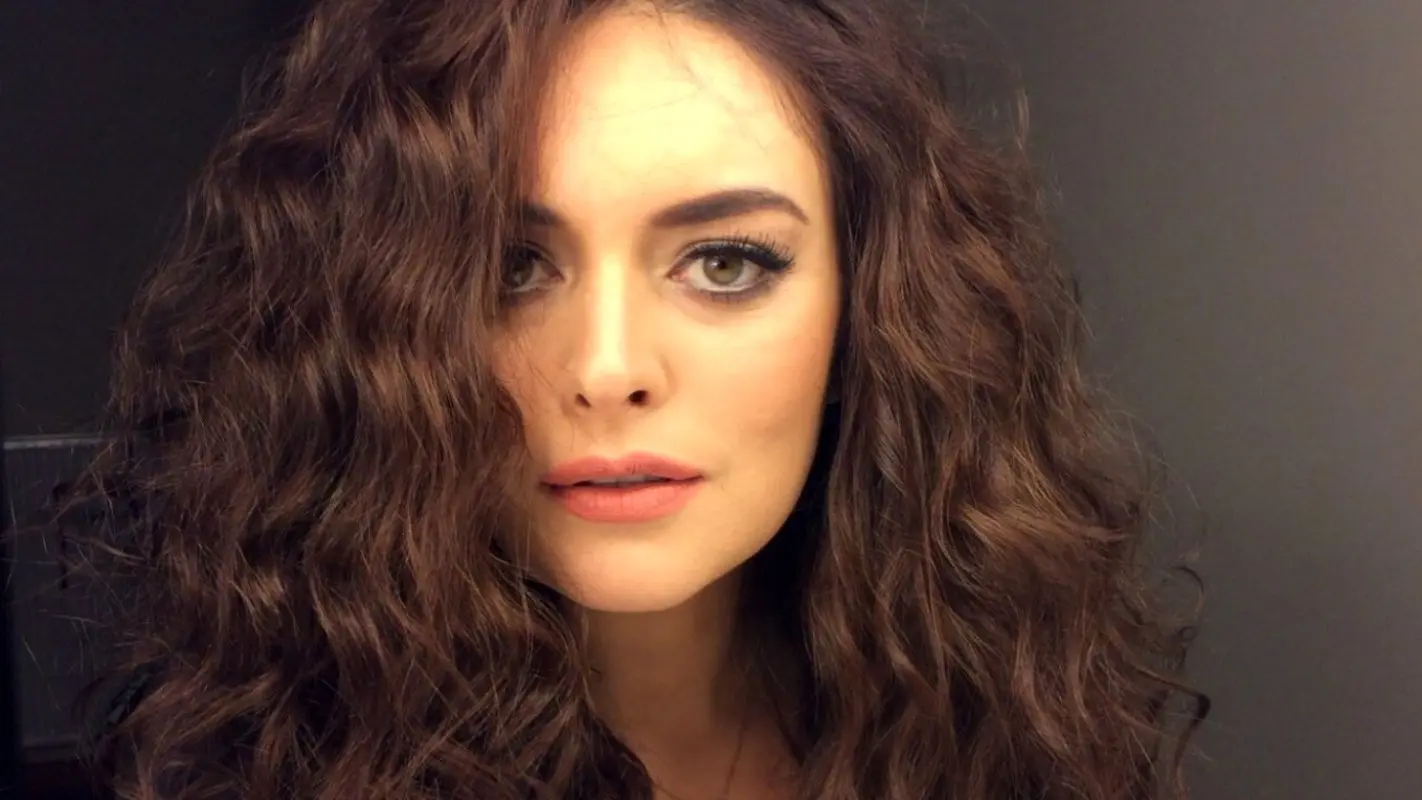 استایل شیک و دلبرانه خانم بازیگر در روز عروسی/ خاص تر از این عروس نداریم!