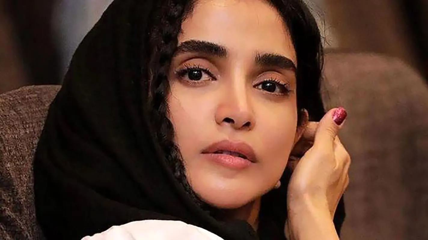 غوغای شیک پوشی / استایل بهاری الهه حصاری با شومیز گلدوزی ترک! + عکس