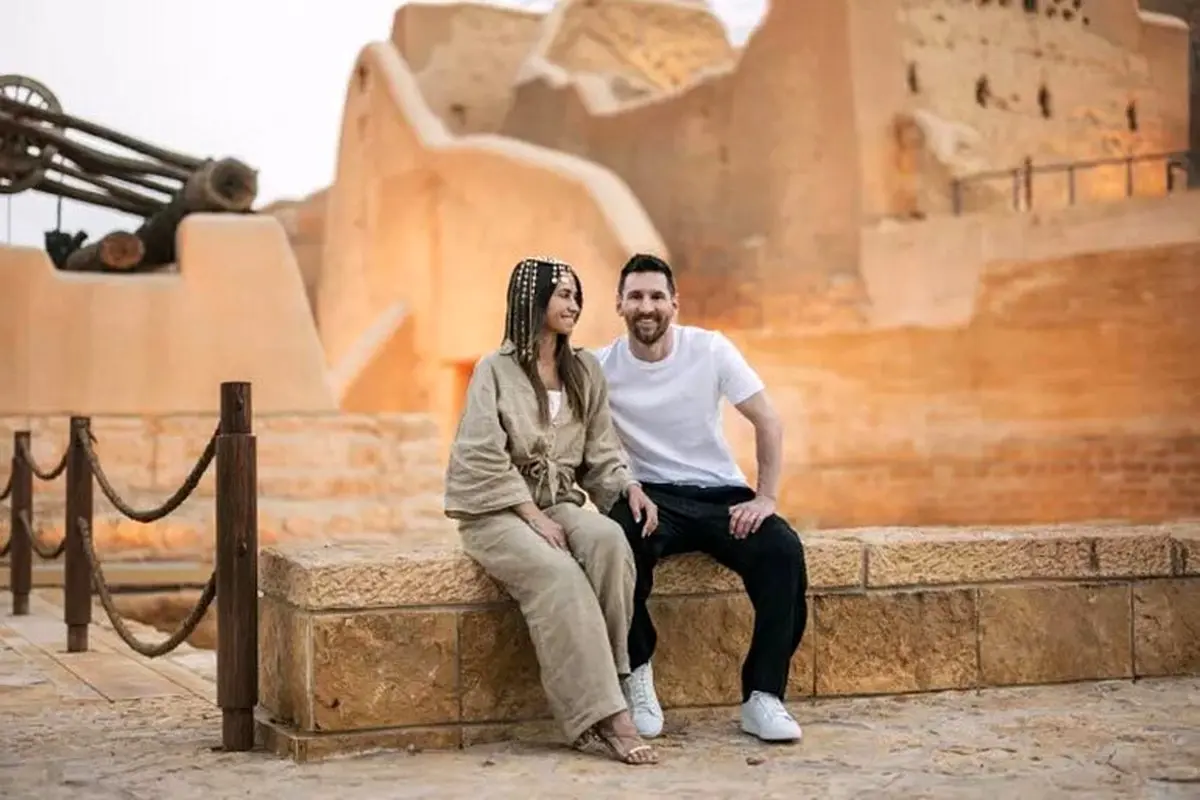 خوش گذرانی لیونل مسی و خانوادهاش در عربستان / استایل خاص همسرش در قلب ریاض!