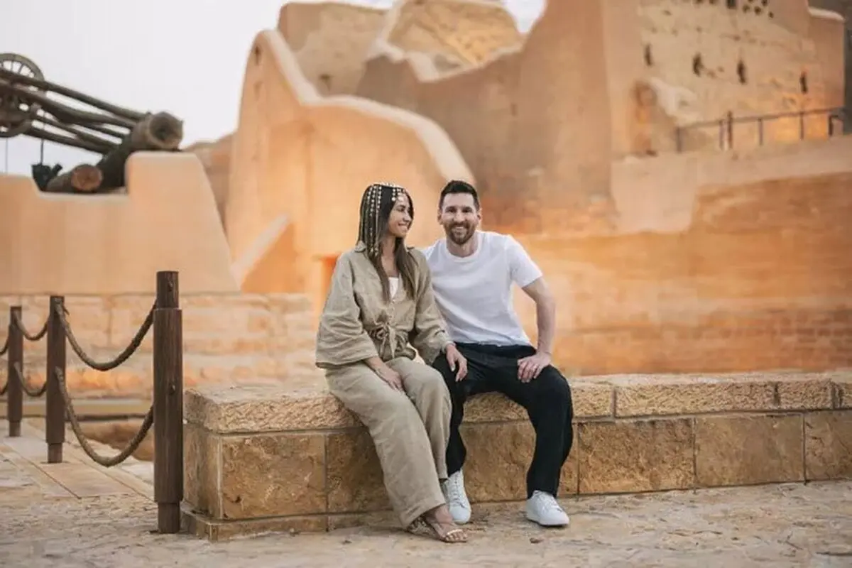 خوش گذرانی لیونل مسی و خانواده‌اش در عربستان / استایل خاص همسرش در قلب ریاض!