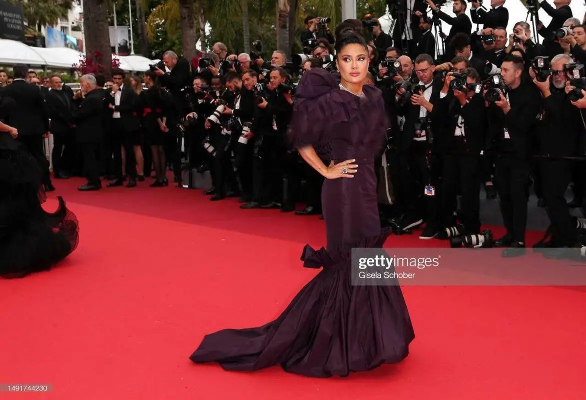 سلما هایک بار دیگر ستاره فرش قرمز شد/ درخشش سلما هایک جذاب در کن 2023