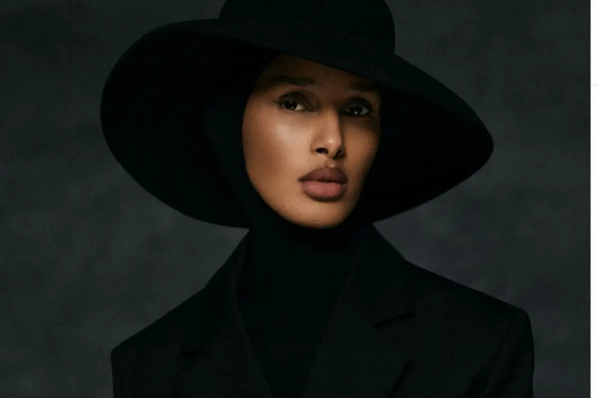 عجیب ترین لباس کن 2023: خانم مدل با لباس "عروس سوخته" روی فرش قرمز