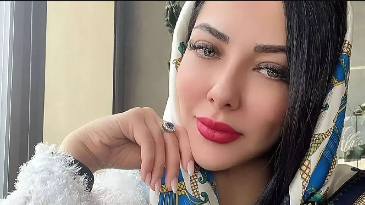 استایل شیک لیلا اوتادی در کنسرت دو خواننده معروف / موهای چتری چهره اش را ۱۸۰ درجه تغییر داد! + عکس