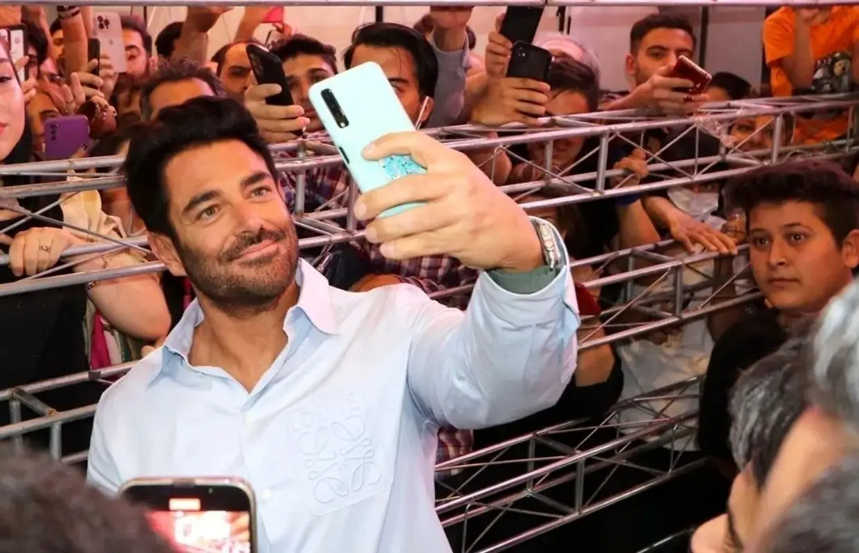 دروغ خجالت آور آقای سوپراستار/ ویدیوی استقبال از گلزار ساختگی و دروغ بود!