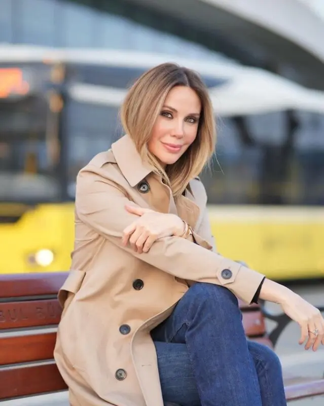 فخرفروشی خانم مدل با چند کیلو طلا دور گردن در لباس عروس