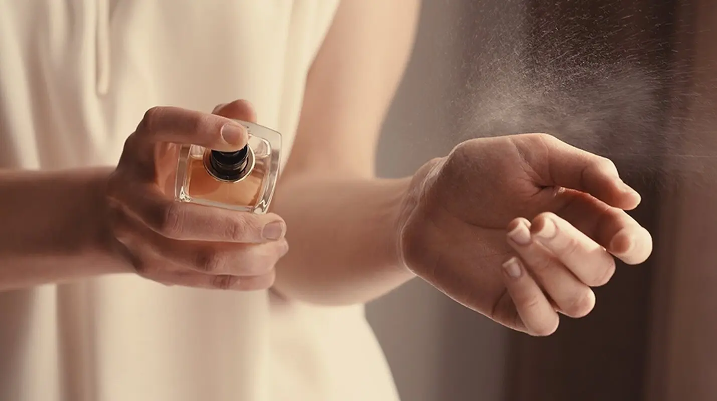 بهترین عطرهای زنانه خوشبو را بشناسید+ ۲۰ عطر زنانه برتر سال ۲۰۲۳