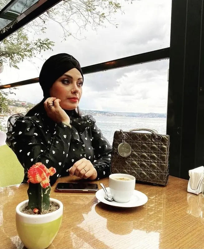 مجری سابق تلویزیون و پوشش نامتعارف برای خرید/ خانم مجری هر روز عجیب تر می شود!