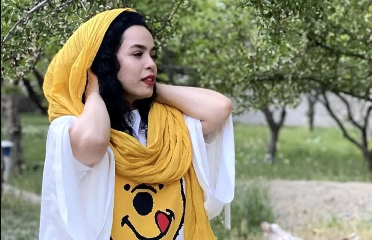 ماشین لاکچری بازیگر زن سریال نیوکمپ / فخرفروشی با سلفی سانروف! + عکس