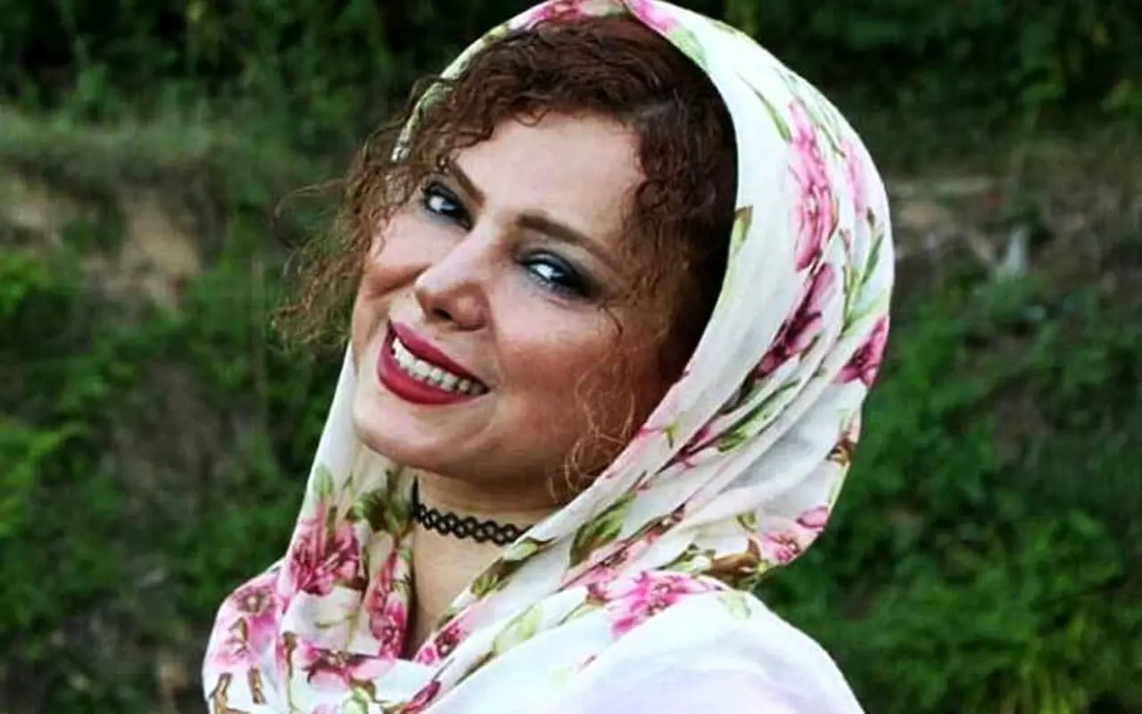 موتورسواری بازیگر زن ایرانی سوژه شد / خانم ۴۸ ساله خودش راننده شد! + عکس