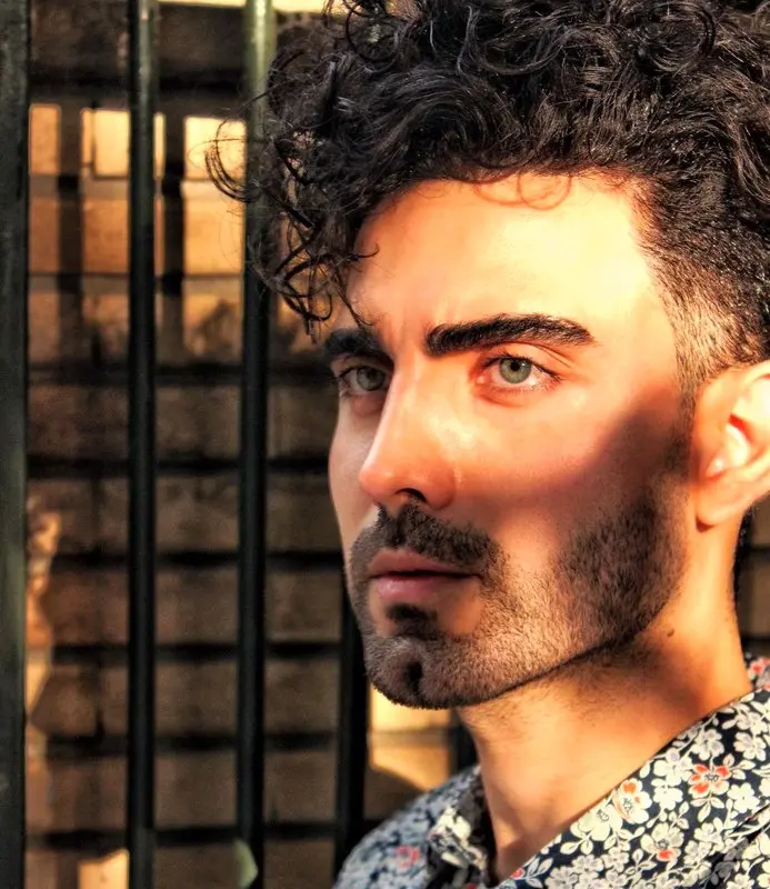 آقای بازیگر  بعد لاک زدن سراغ لباس های عجیب رفت! + عکس