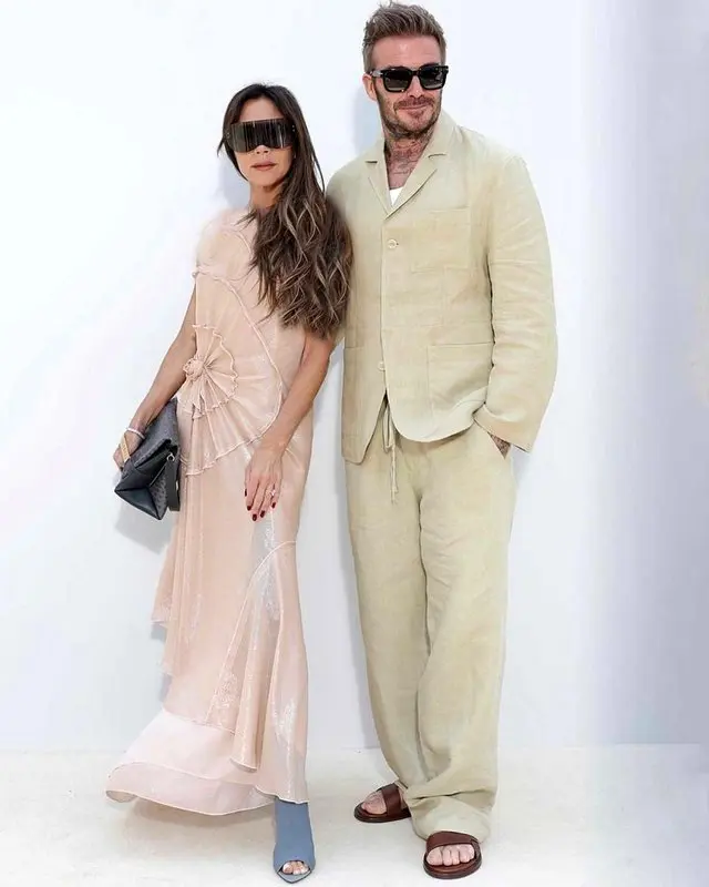 تماشای فشن شو از داخل قایق روی آب/ استایل دیدنی ویکتوریا و دیوید بکهام در هفته مد پاریس